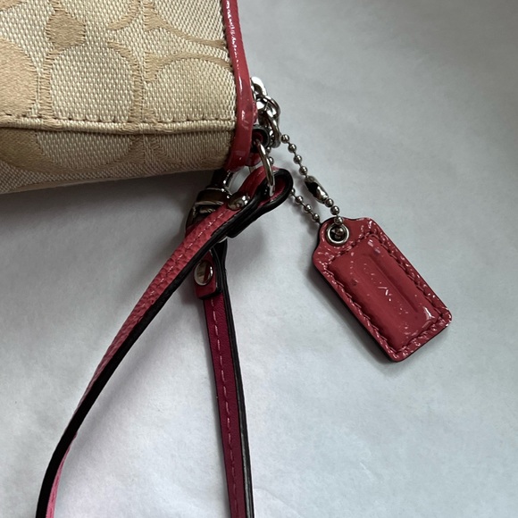 Coach signature jacquard wristlet - Picture 4 of 4